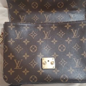 Authentic LV pochette metis, no scratch looks good as new.